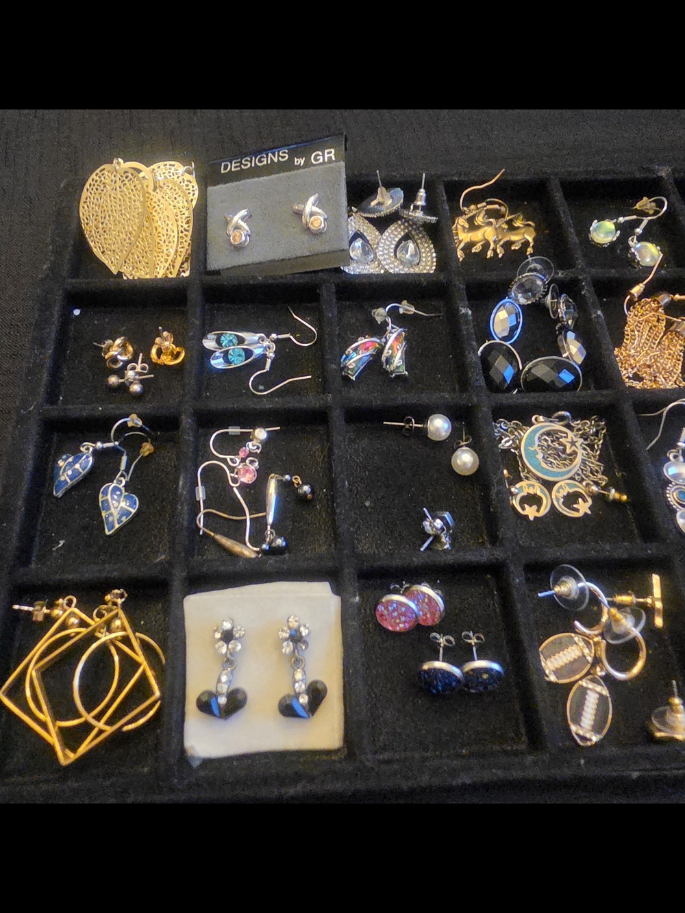 Assorted lot of over 40 pairs of pierced Earrings Variety Styles - Picture 7 of 13